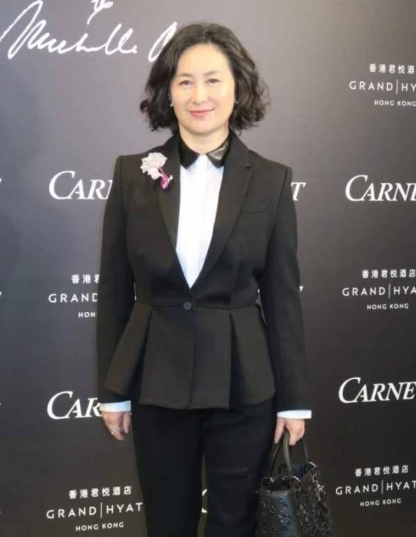 何超琼穿蓝色西装a字裙 (何超琼年轻时的时尚衣装)