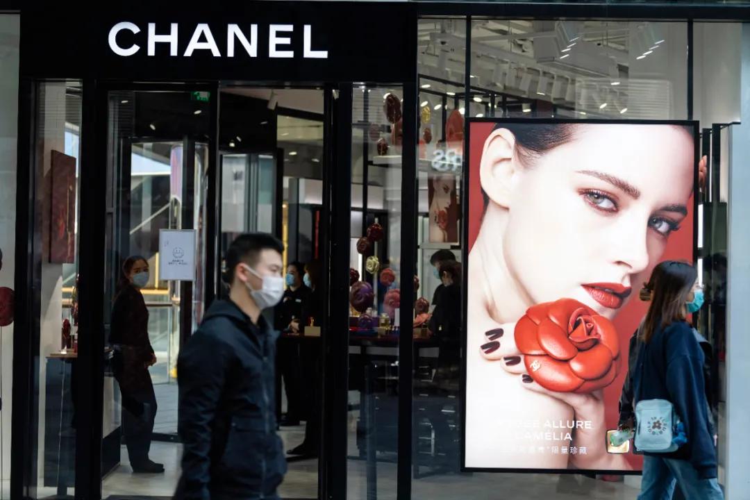 无法穿越疫情的奢侈品代购：从月入几十万，到卖面膜玉米螺狮粉