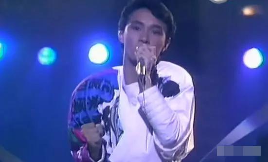 光头哥的凄惨人生,光头男的伤感背影视频