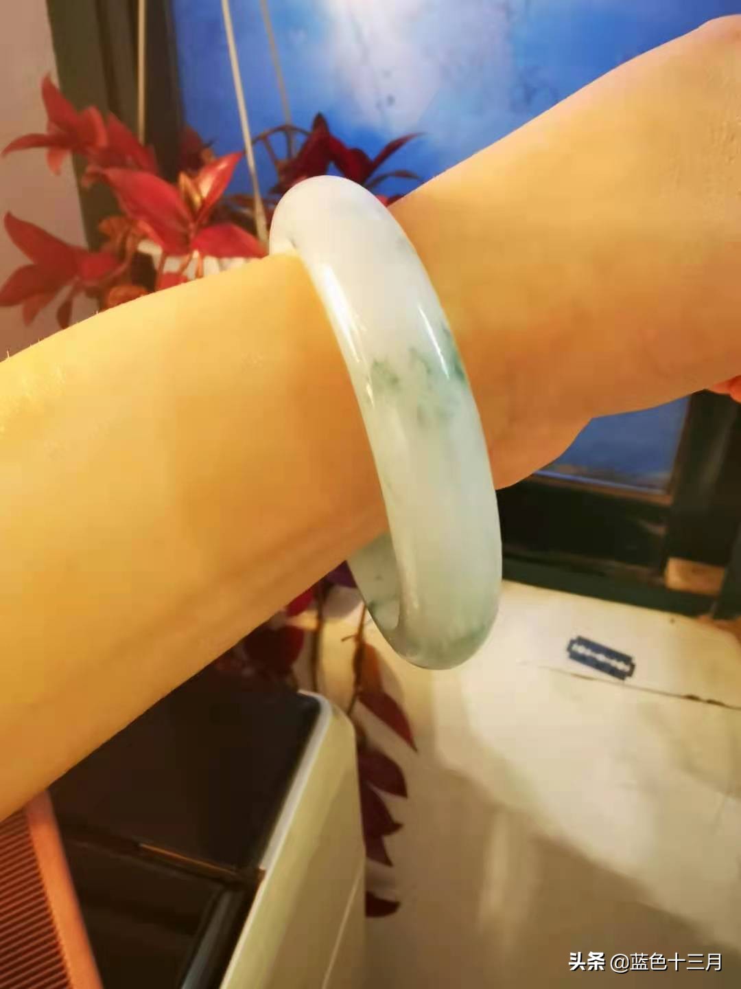 收藏翡翠黄龙玉手镯价格,500元的和田玉手镯和翡翠