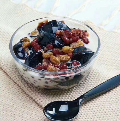 中药草熬制出的仙草汤加上牛奶黑糖蜜豆椰果夏天就这样安然度过