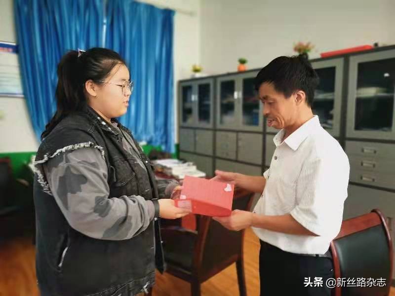 特别的“教师节”礼物——蒲城中学学子自制贺卡谢师恩