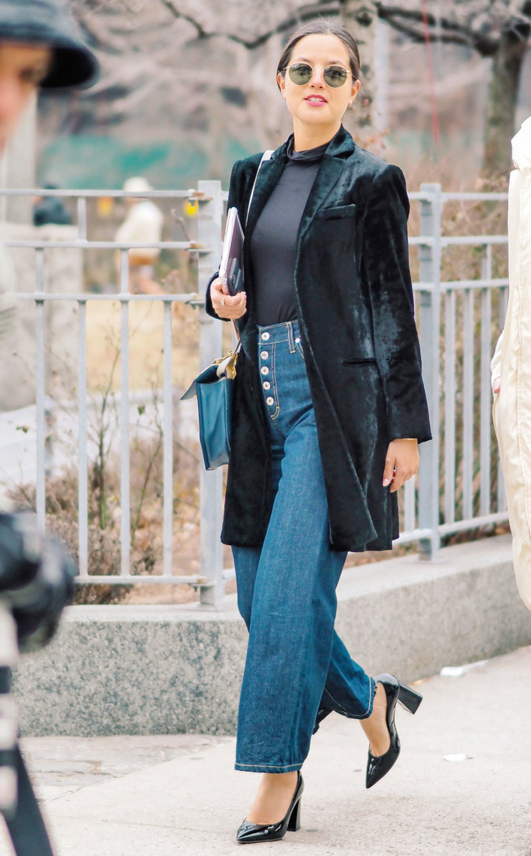 丝绒面料怎么穿才好看 (丝绒复古面料诠释时尚新定义)