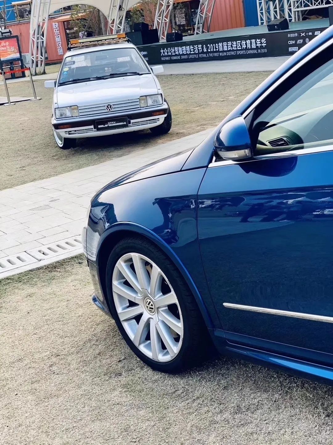 同时拥有好几辆摩托车,同时有多辆越野车