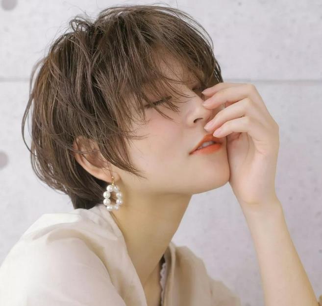 圆脸日系慵懒中性中短发卷发教程,日系圆脸短发发型女