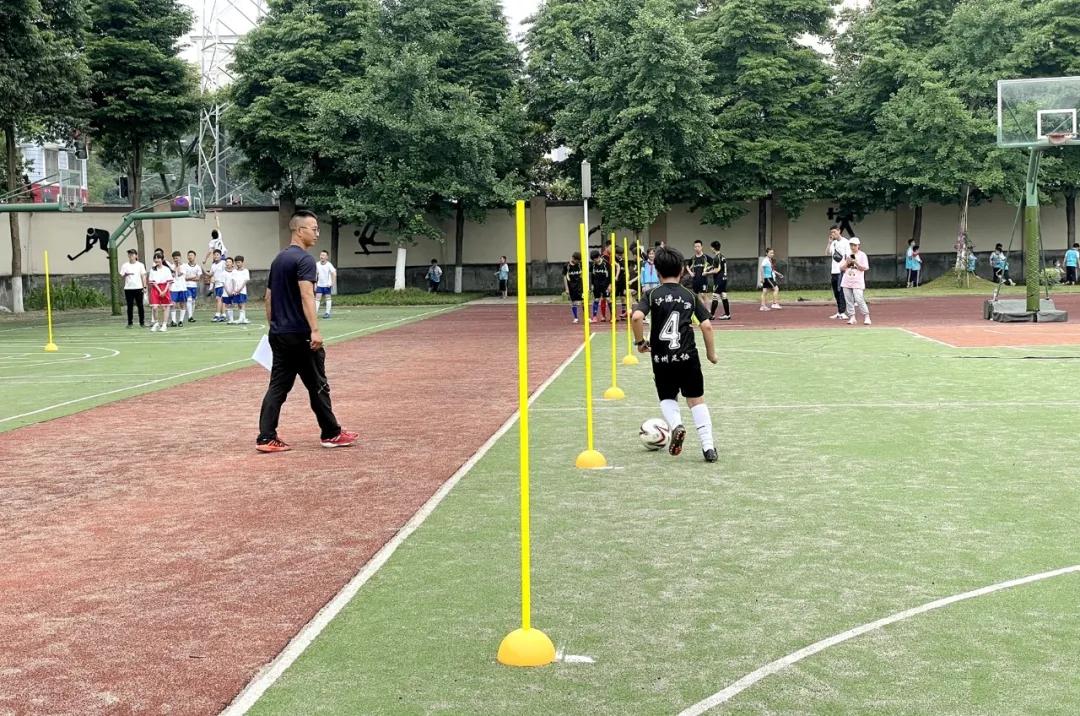 「芳菲地」：校园足球开赛放飞绿茵梦想