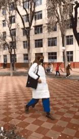 搞笑GIF动图：原来姑娘才是大力士，后面的黑人哥们都看呆了