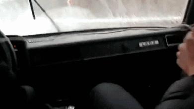 雨天开车后车镜有水咋办,开车雨刷坏了怎么处理