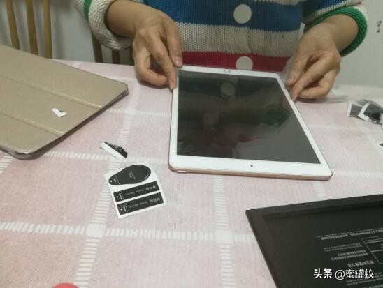 平板贴膜详细教程注意以下几点,怎么看平板贴膜了和没有贴膜