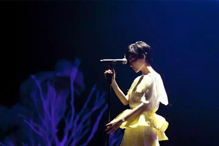 红到高处不胜寒还能引爆热搜，顶级天后的特质别人想学都学不来