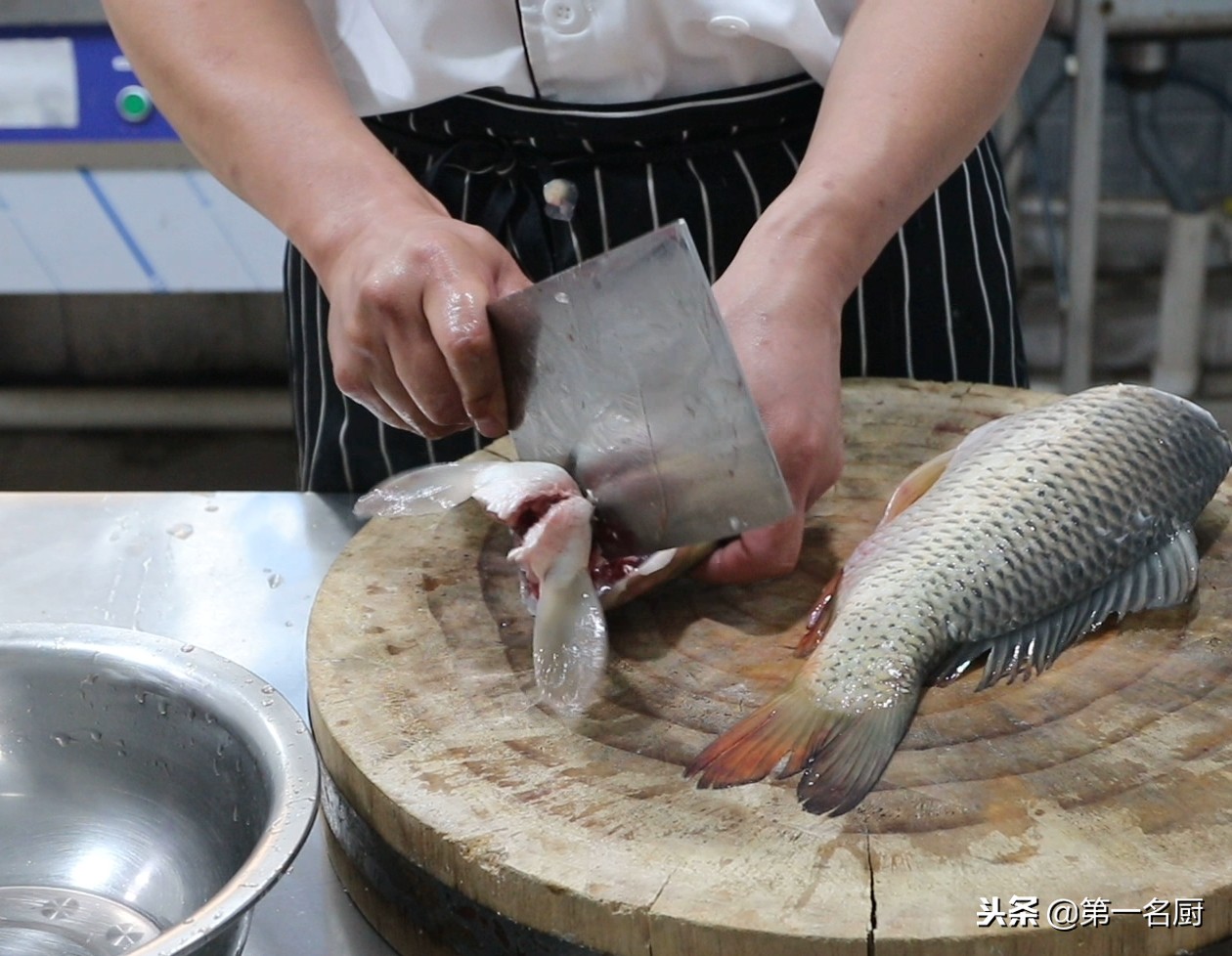 大厨分享煎焖鲤鱼家常做法,不腥不腻,肉质鲜嫩,学会在家轻松做