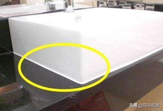 怎么去除卫生间发黑的玻璃胶,淋浴房里面地上打的玻璃胶发黑了