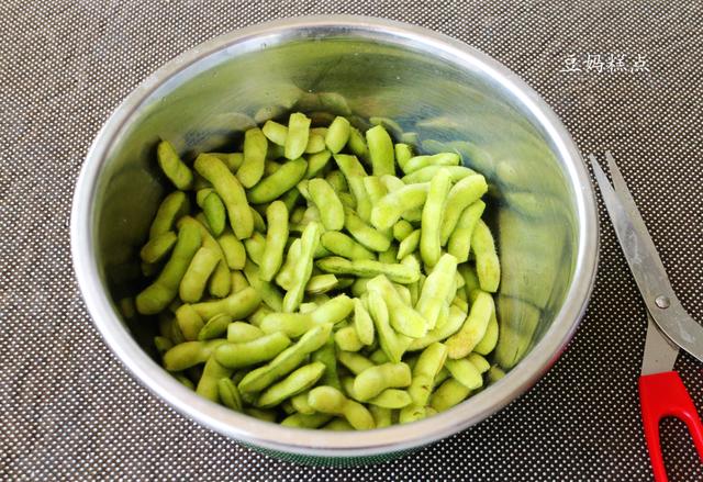 天热最爱，买1斤毛豆，加2勺盐简单一煮，一盘子也不够吃
