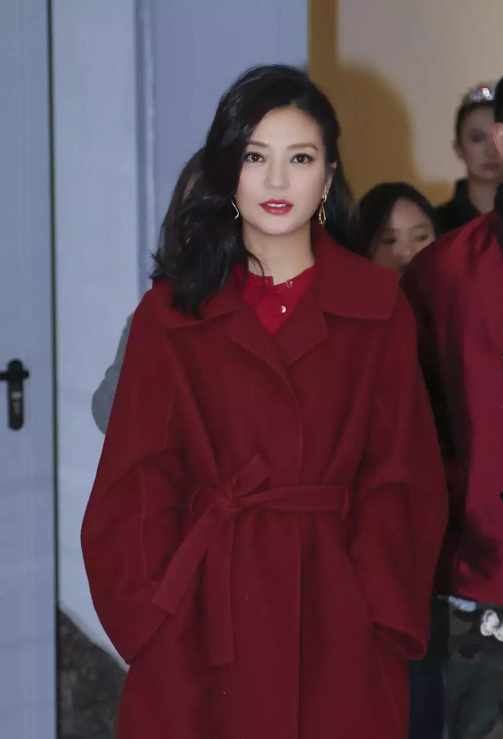 小花妹妹不打马赛克了!抱着邓超的手有点害羞,不笑是因为孙俪