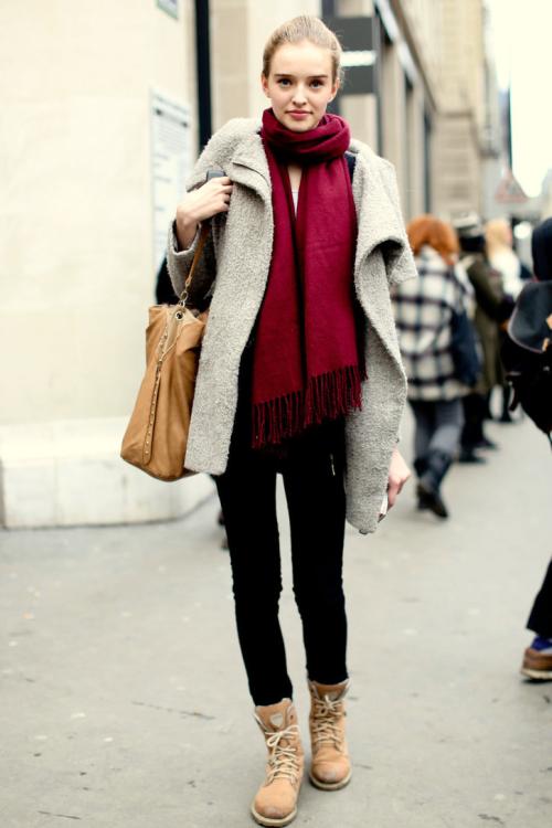 提升穿搭氛围感的秋冬围巾推荐,冬季红色羊绒围巾怎么搭配
