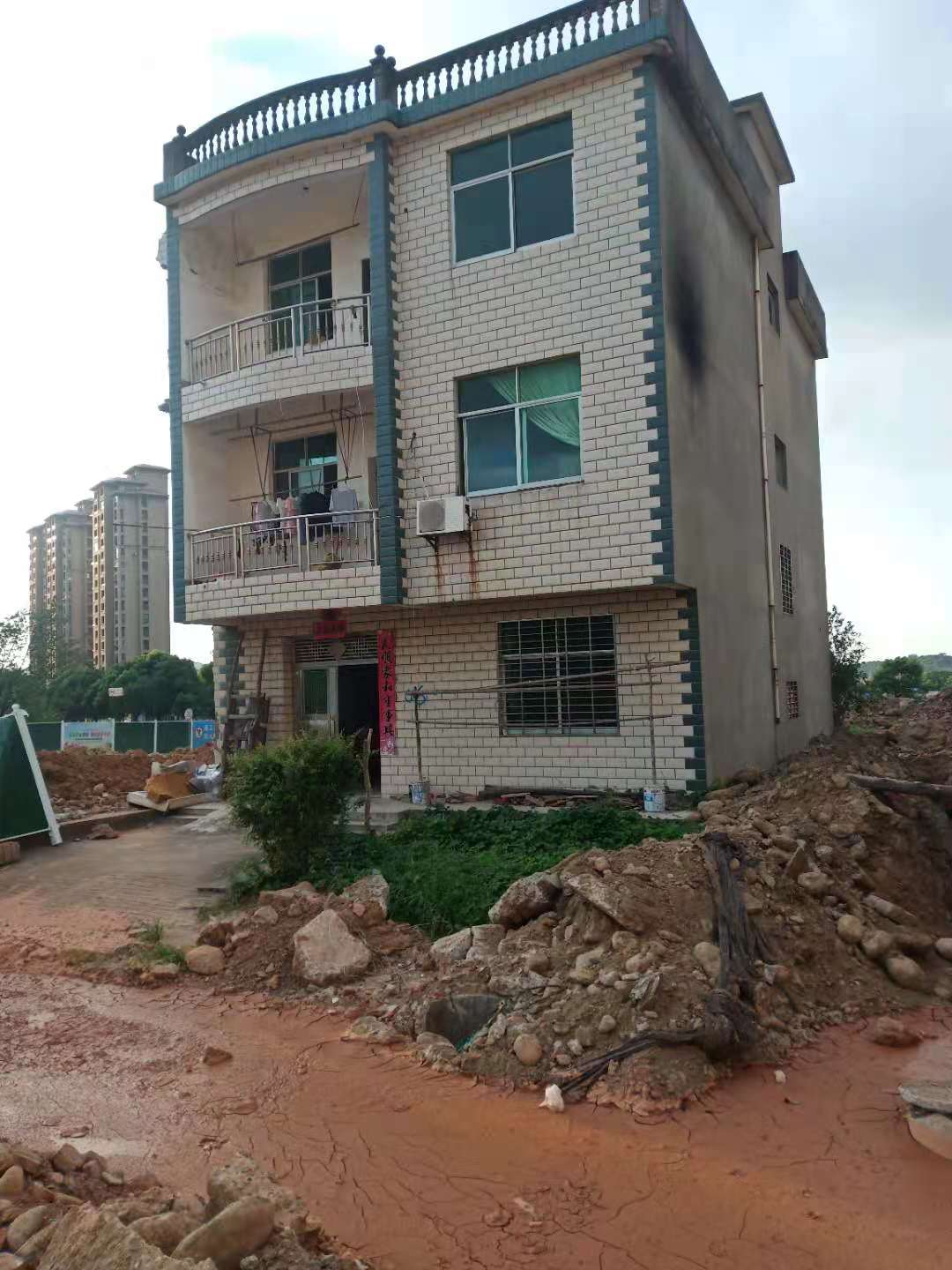 拆迁未按原址回迁怎么办,拆迁未签协议把房子挖成孤岛