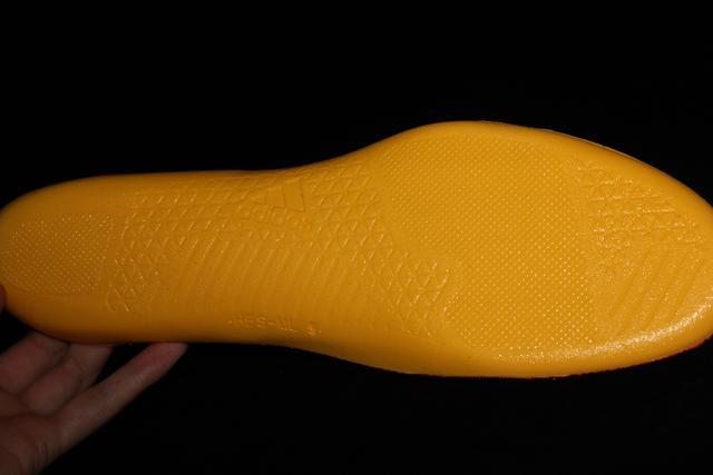 穿上就不想再脱的Q弹，阿迪达斯羽毛球鞋评测