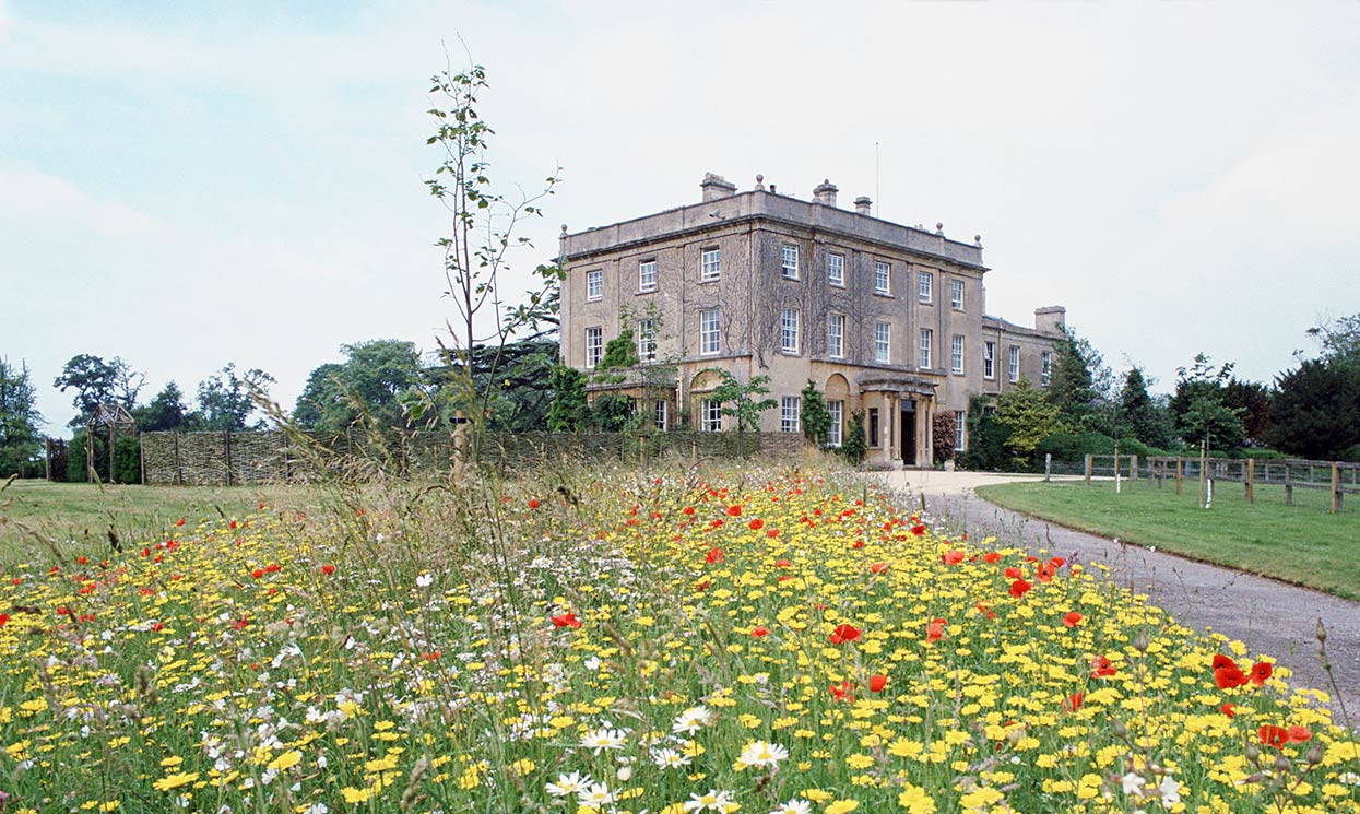 当王室成员打开大门在家里拍照时,我们才终可以一睹他们的豪宅