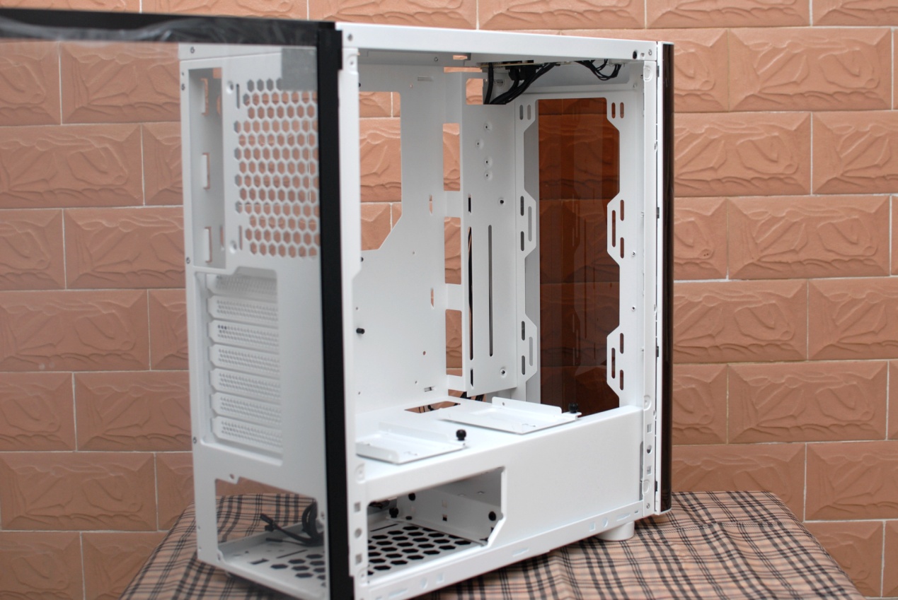 thermaltake机箱挑战者h6,真材实料看得到的产品