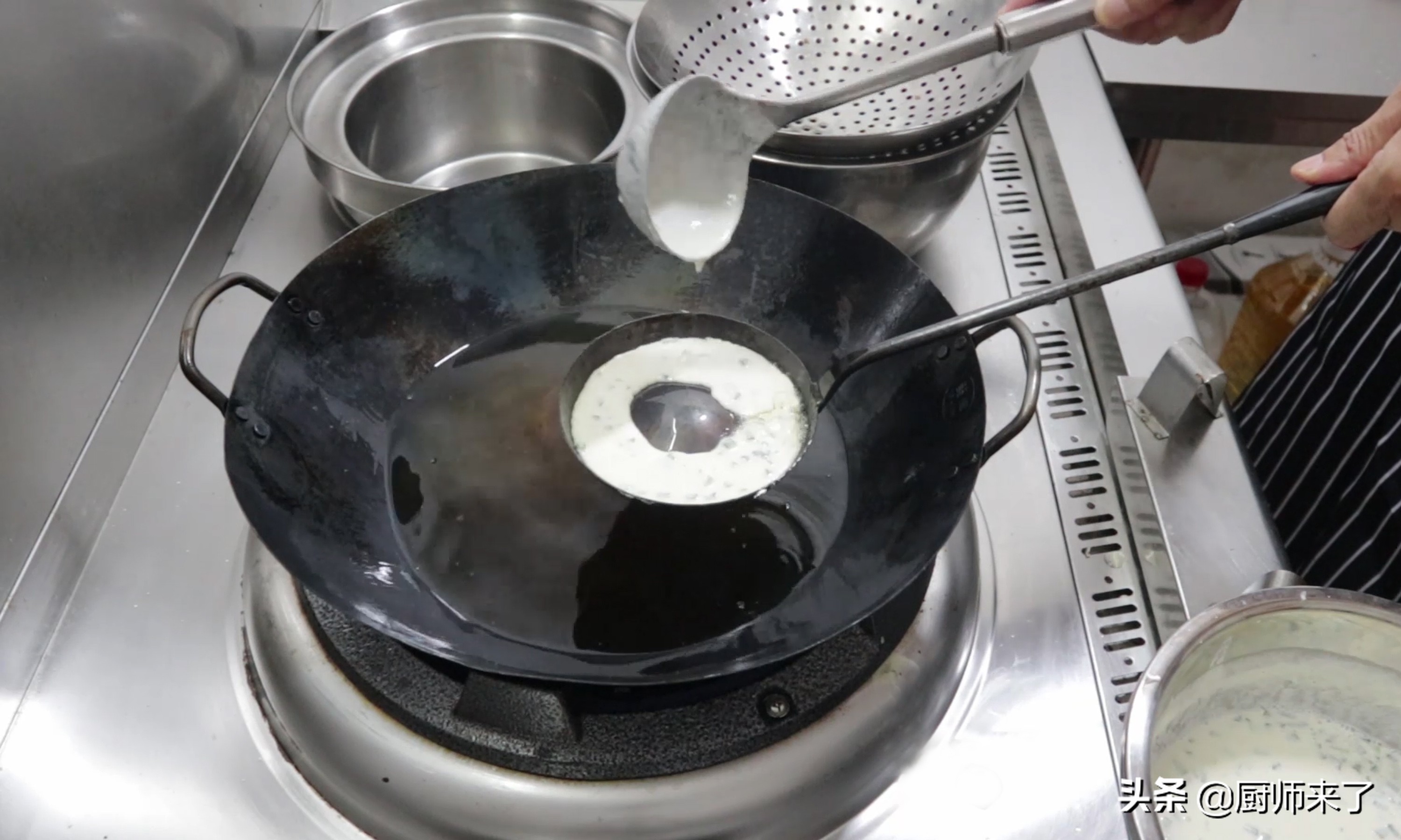 油炸灰面粑粑做法全过程,不用发酵的炸面疙瘩