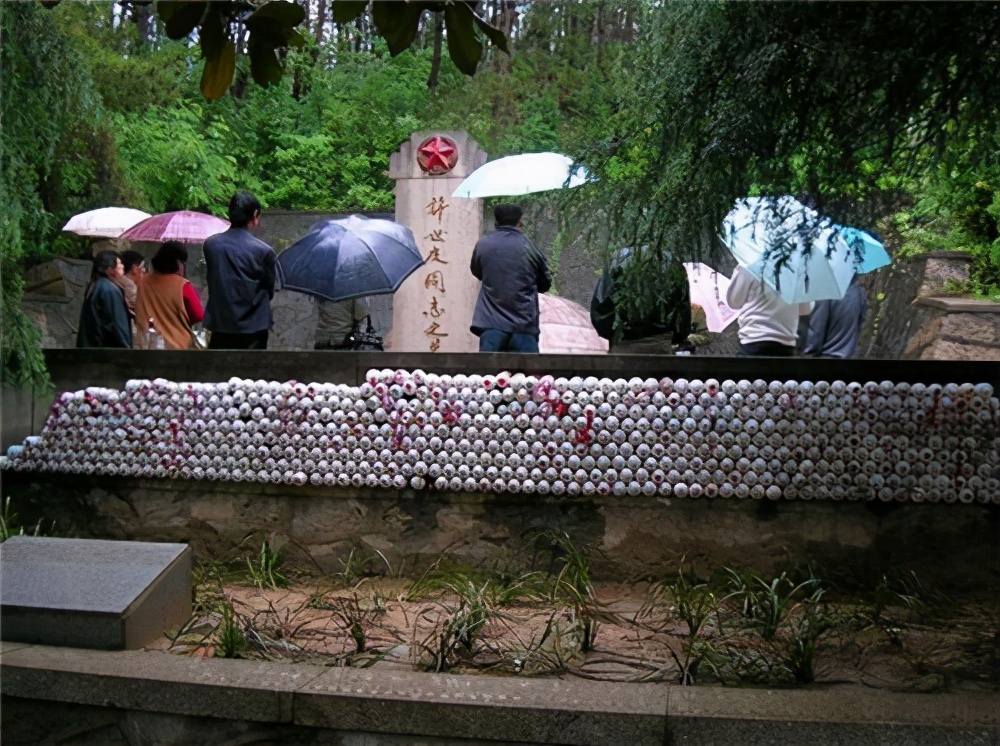 *世友许**悼念仪式：军区司令的花圈挤不进大厅，一挽联上30个人名