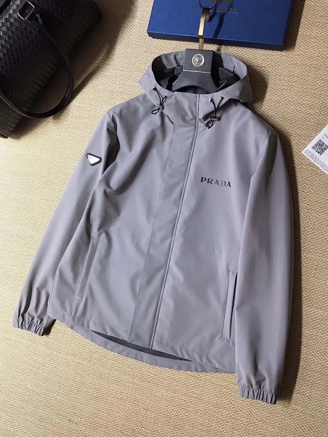 致敬普拉达,普拉达冲锋衣官方旗舰店价格