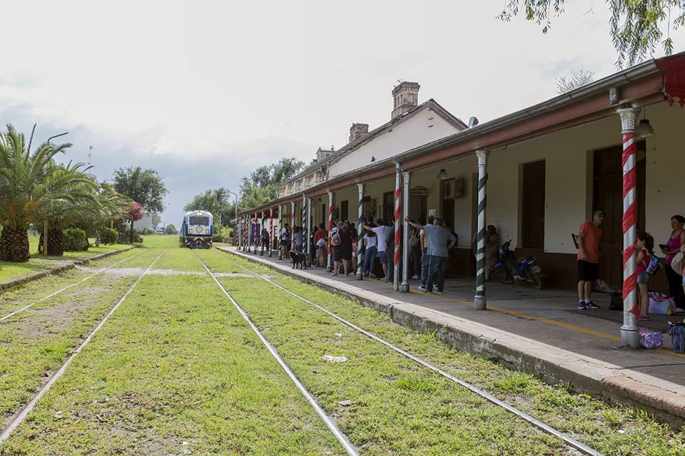 奔驰在大草原上的列车,奔驰在草原上的火车