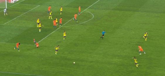 2-1！射手王保利尼奥飞吻！戴琳不开心：被出示红牌后怒推裁判