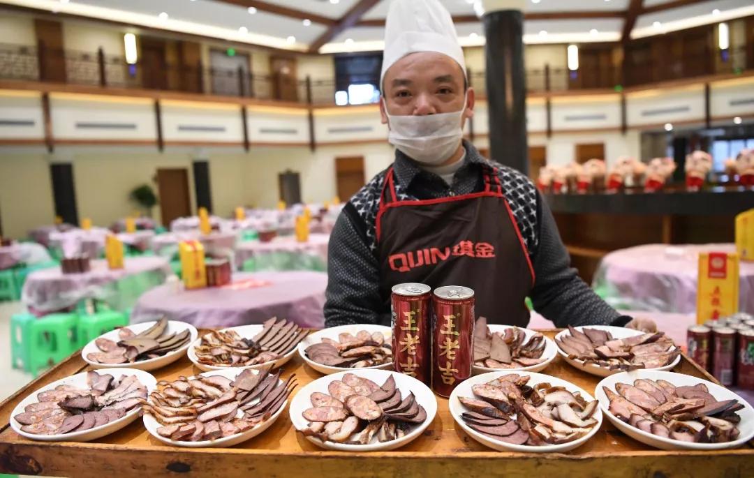 一波大猪正在赶往餐桌的路上！猪肉供需平稳百姓吃得起、吃得上，年夜饭的大猪蹄子安排上了