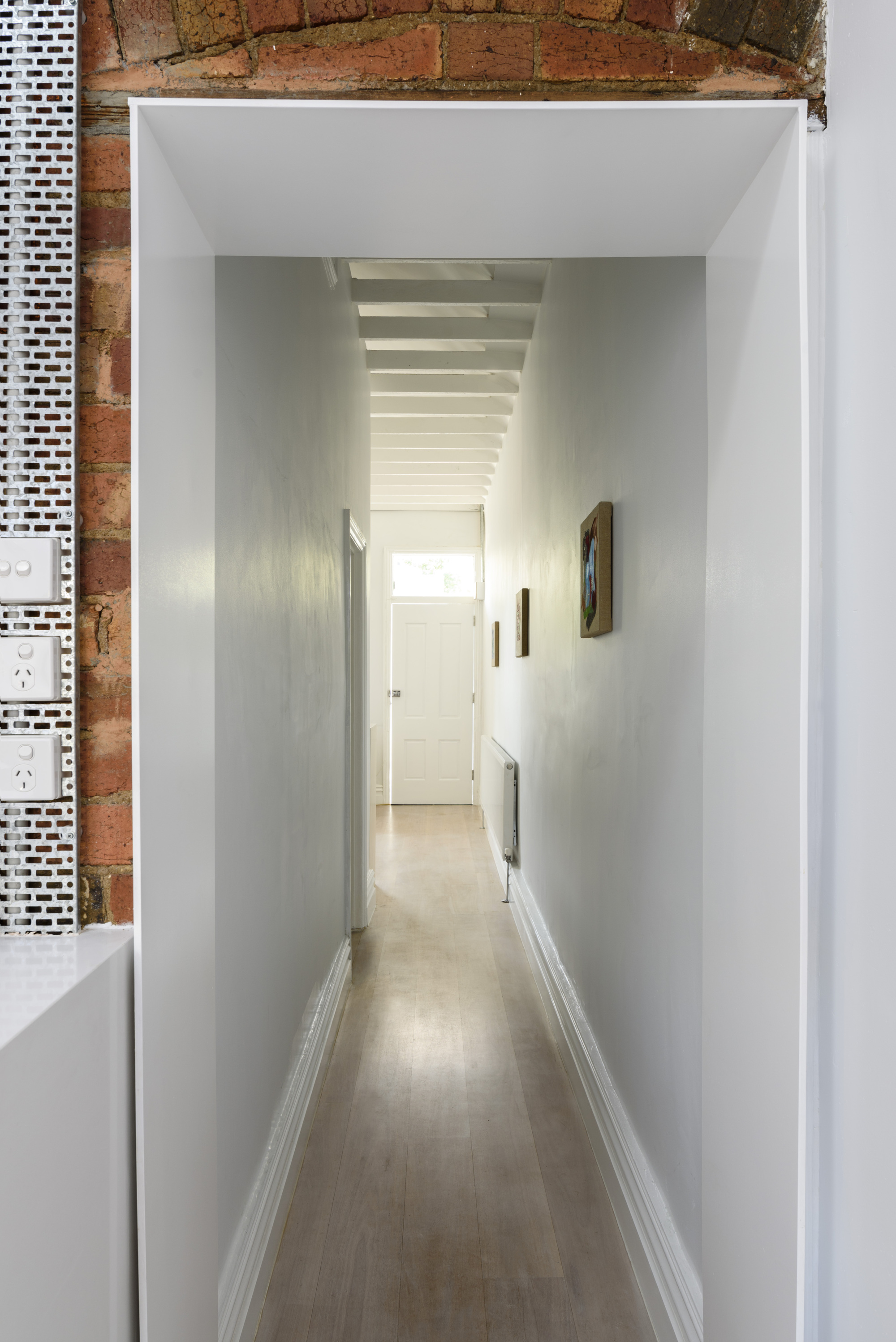 直线式灯光流转的英伦式小屋