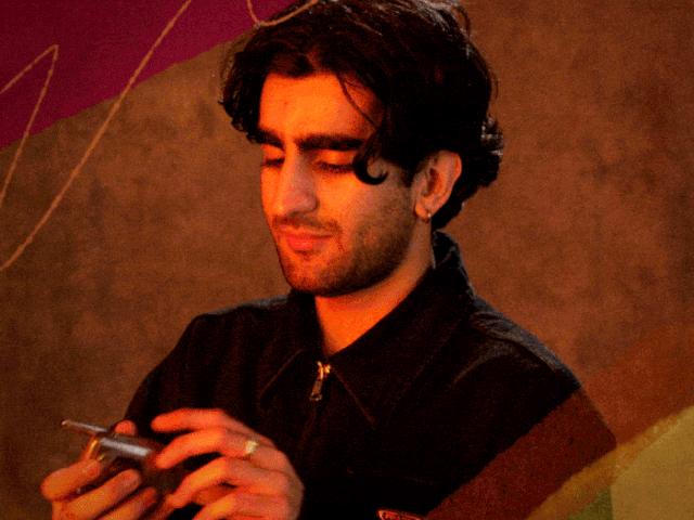 “玩手机”不是playthephone，老外听到要笑歪了