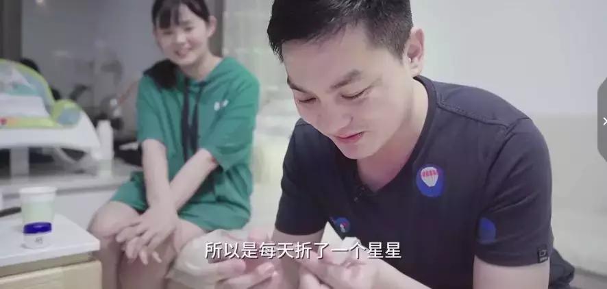 微笑的背后咬紧牙关的灵魂图片,微笑的背后是咬紧牙关的灵魂