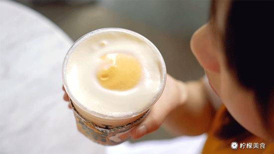 姐妹一夜暴富喝奶茶,富婆喝奶茶