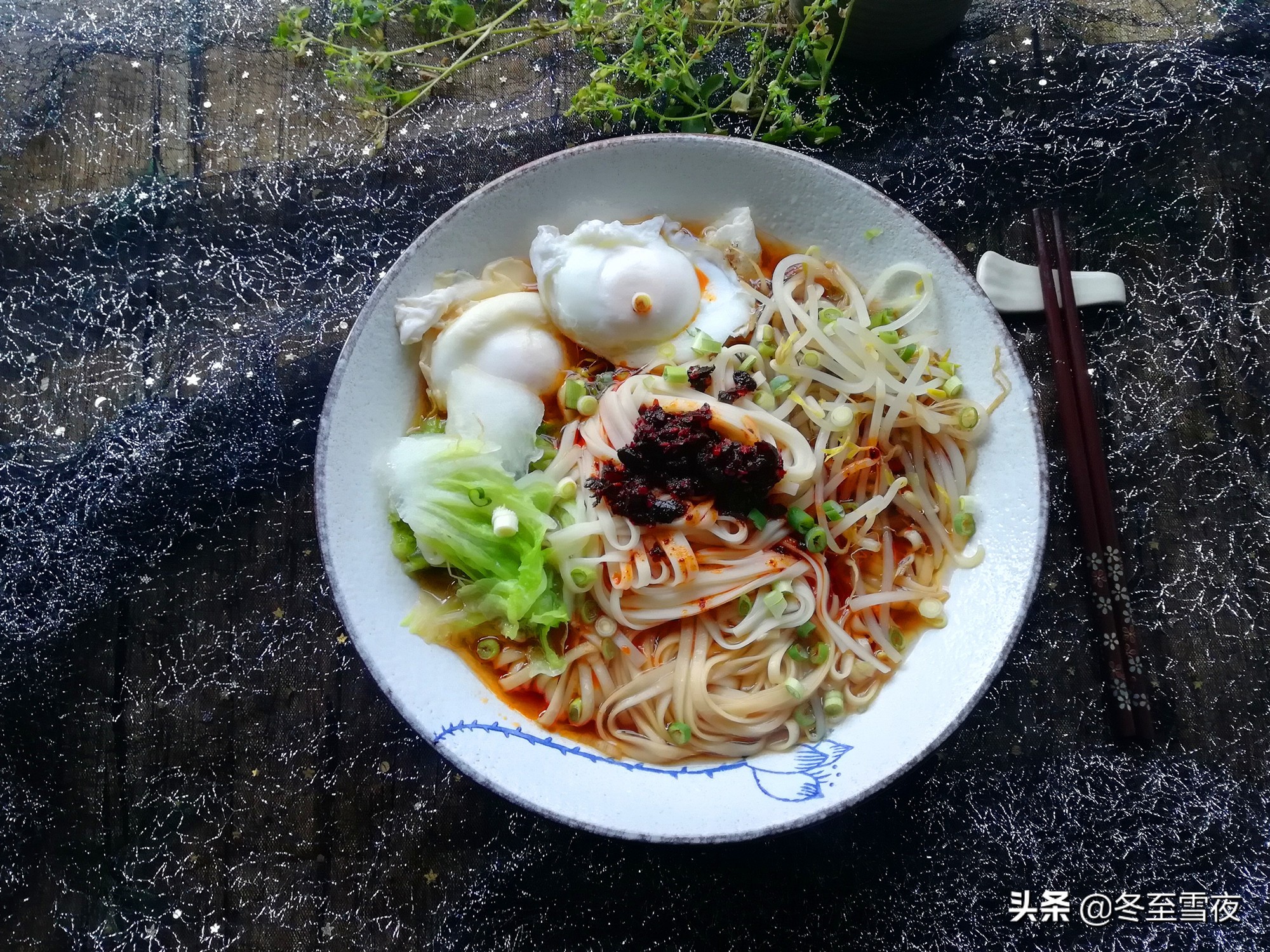 用纸做的泡面的面条怎么做,面条和泡面合在一起的做法