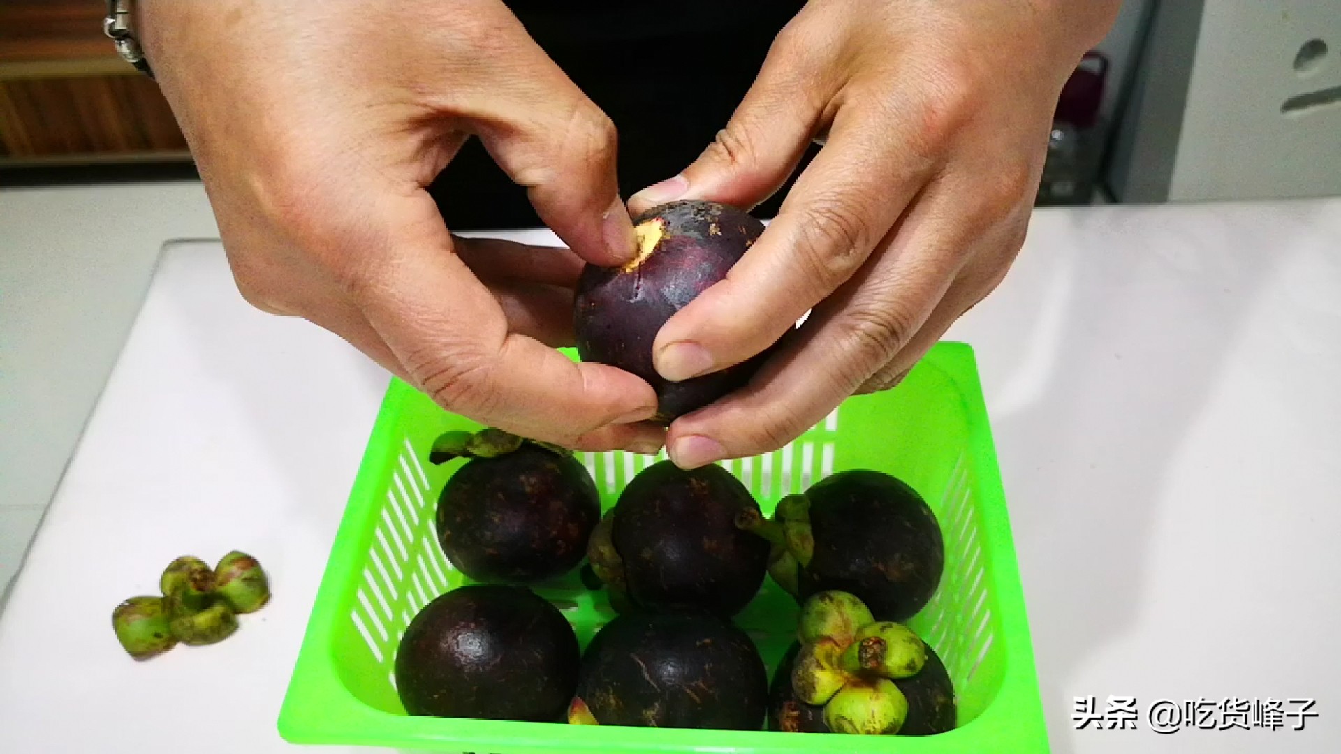 吃了20多年山竹,竟不知山竹顶上有个小机关,小学生都能轻松打开