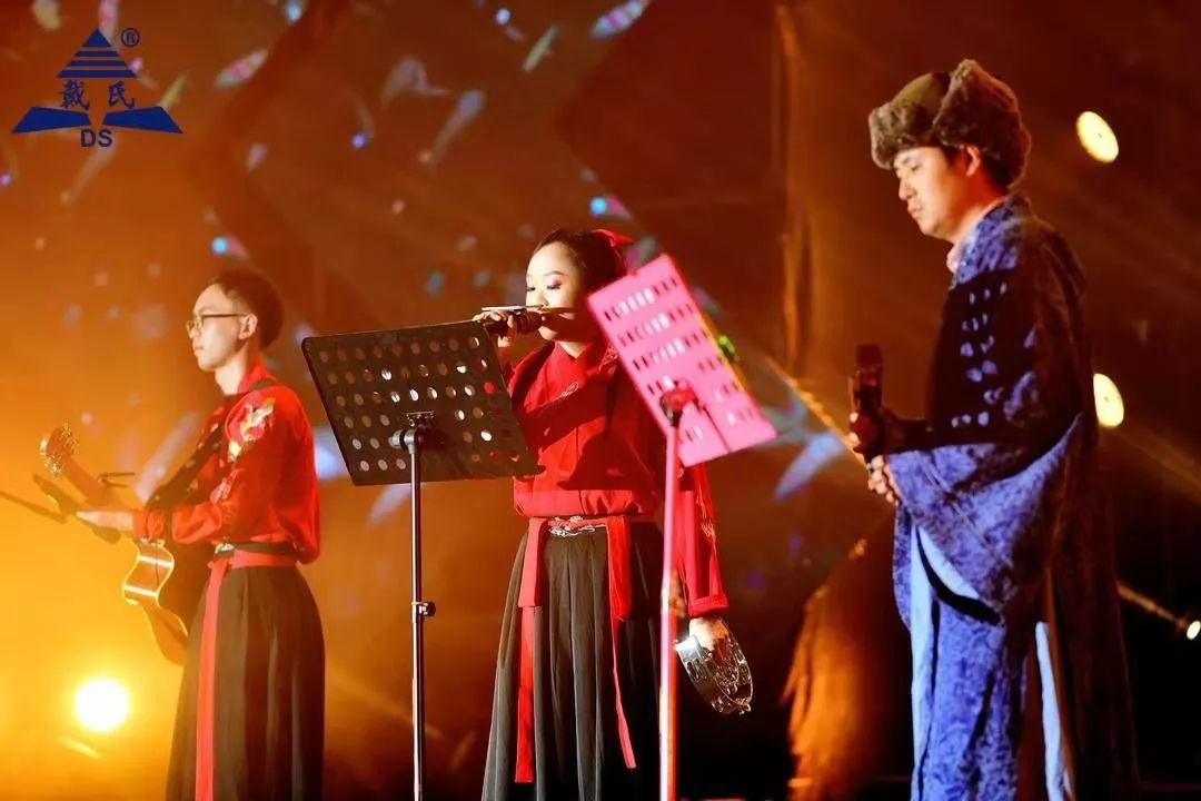 规范自律天道酬勤,奉献担当人心有秤,戴氏教育名航部拜年会