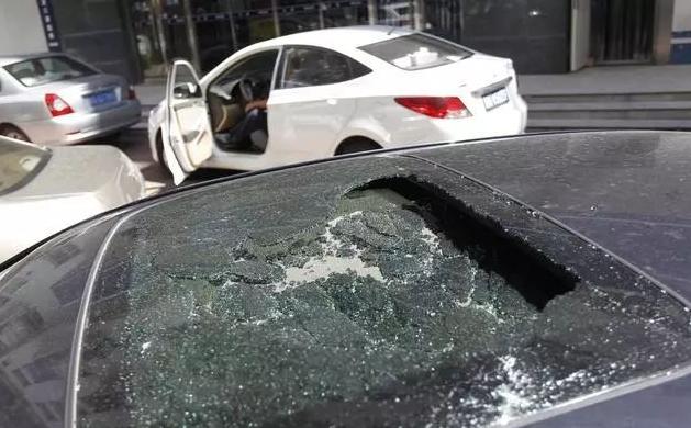 钥匙锁车里砸哪块玻璃最便宜,车钥匙掉了砸哪一个玻璃比较划算