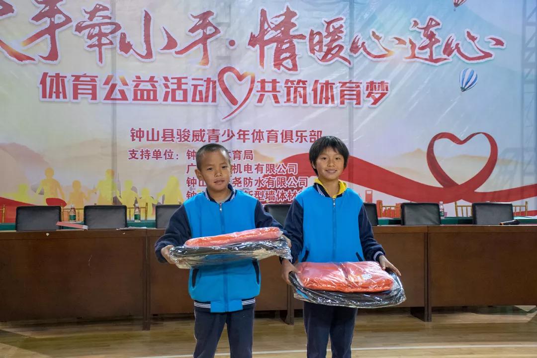 大手拉小手心连心公益活动,大手牵小手传递爱共成长公益活动