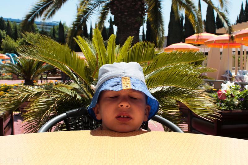 孩子中暑发烧了怎么办最快最有效,小孩子感冒和中暑怎么区分