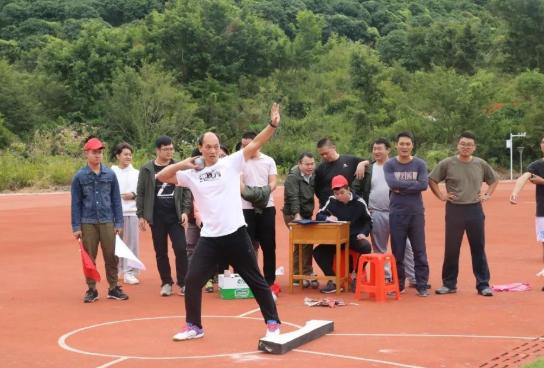 铅球想推满分要有什么样的力量,推铅球主要是靠哪里的力量