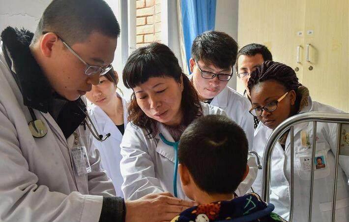 儿童把小石子塞进耳朵里怎么办,儿童把纸塞进鼻子里看不见怎么办