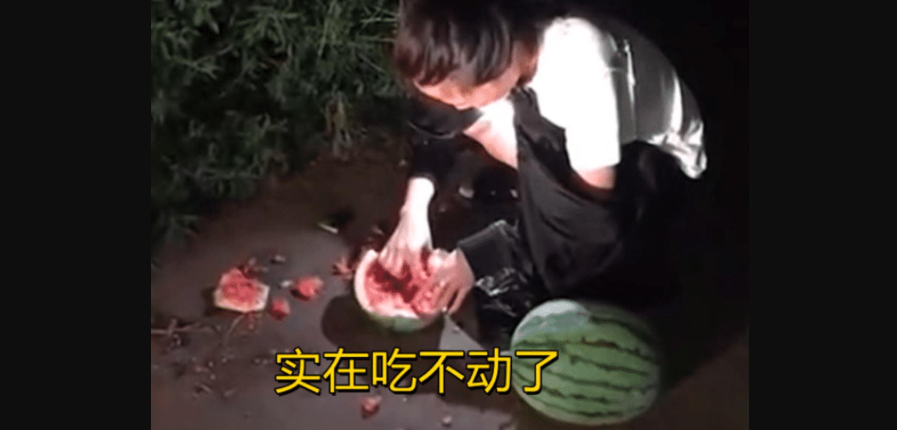 深夜偷西瓜被抓,女子偷西瓜被逮住让现场吃掉