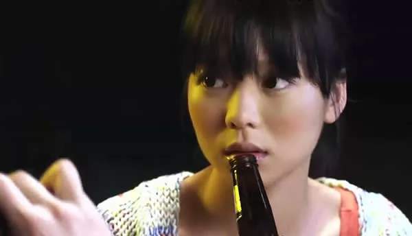 《一路向西》女主角，帐篷中的美女校花晒自拍，你来看变了吗？