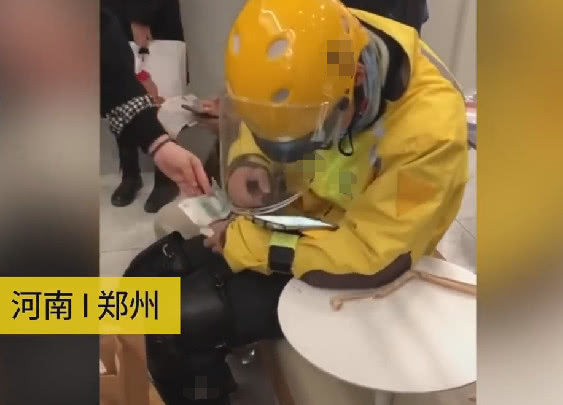 外卖小哥排队一小时对方取消订单,2018年外卖小哥崩溃痛哭