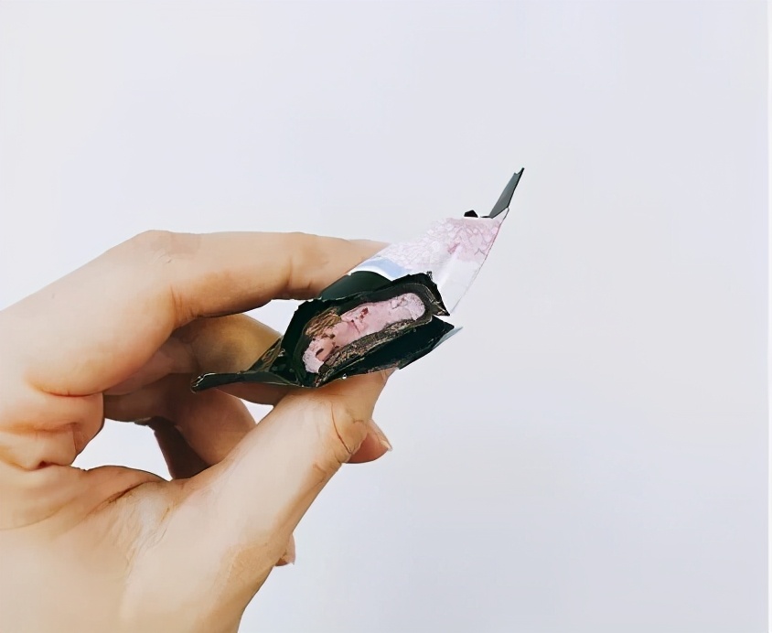 吃完樱花味零食，像被女仆装*男猛**暴打一顿