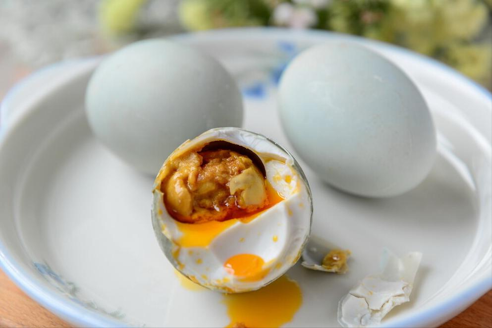 腌咸鸭蛋不要太咸还流油的做法,腌咸鸭蛋不用白酒的方法