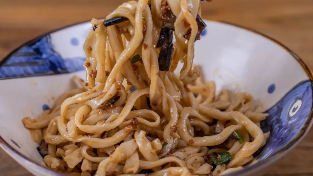 膨胀了，自己在家做的拉面，比大排长队的网红面馆还好吃