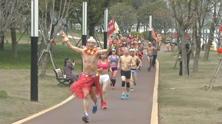 扬州“光猪跑”来了！男女身着内衣*情纵**奔跑