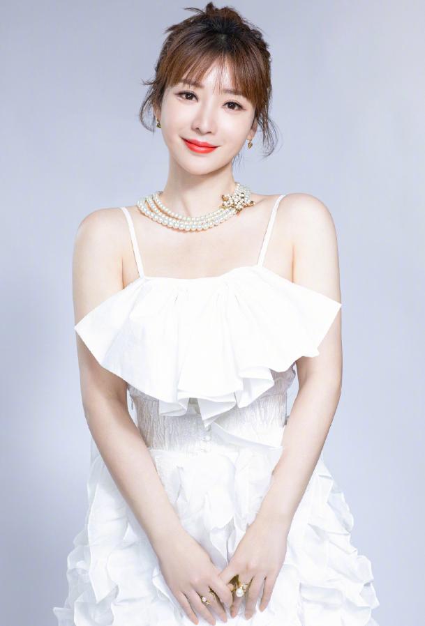 柳岩自曝身材不完美,柳岩最新吊带裙