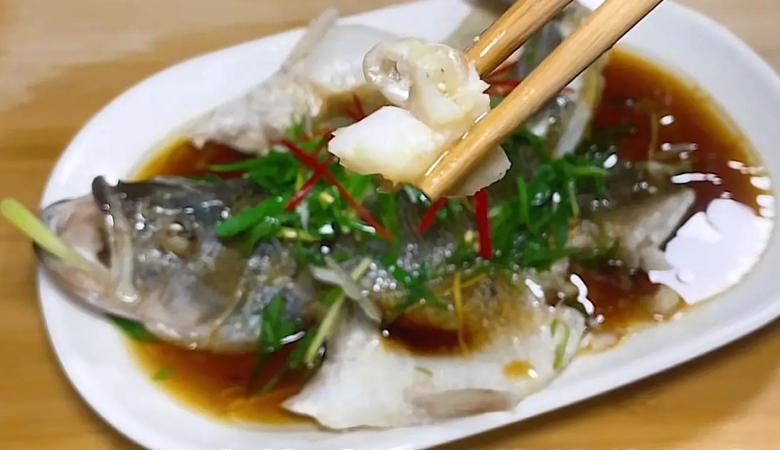 做清蒸鱼时万万不可放盐和料酒,清蒸鱼最忌放盐和料酒